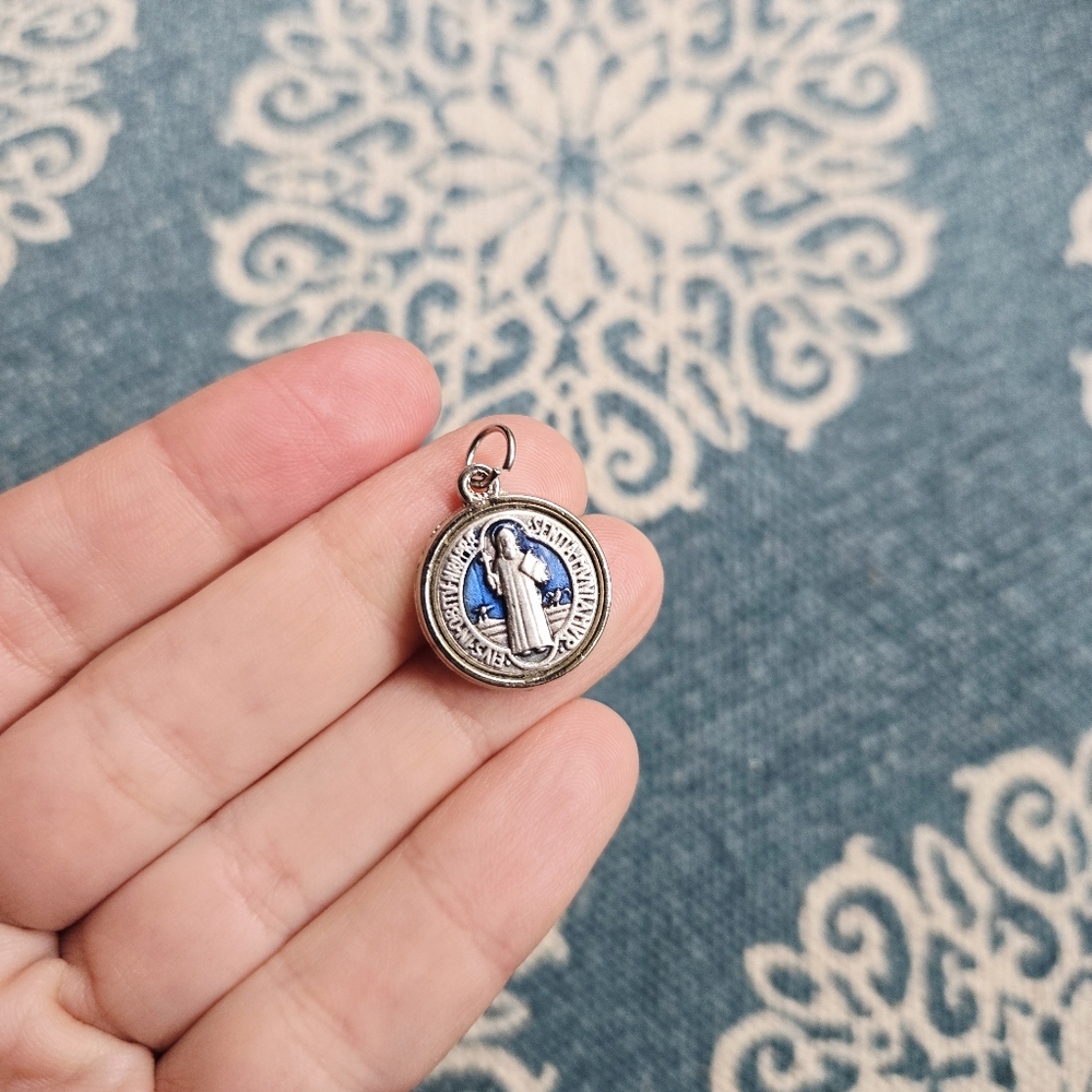 Vintage Dainty Silver Navy Blue Saint St Benedict Medallion Medal Coin Pendant - Picture 4 of 6